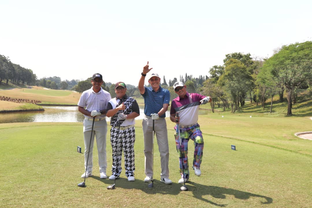Group of players posing at the Tee Off at Glenmarie Hotel & Golf Resort Malaysia