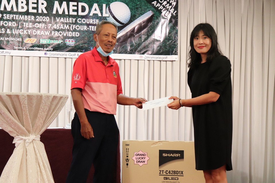 Winner receiving a gift at September Medal 2020