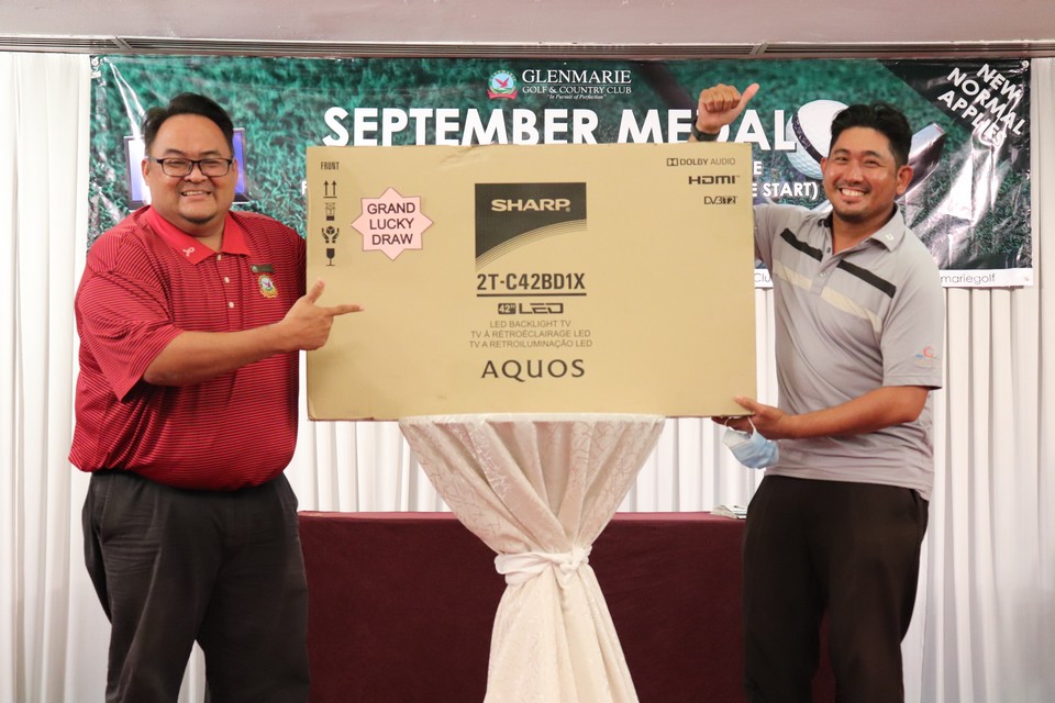 A Winner getting a TV as an Award at Glenmarie Hotel & Golf Resort Malaysia