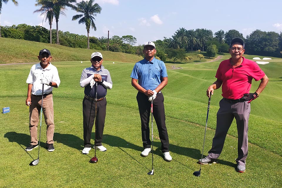 Four gentlemen posing in Golf court