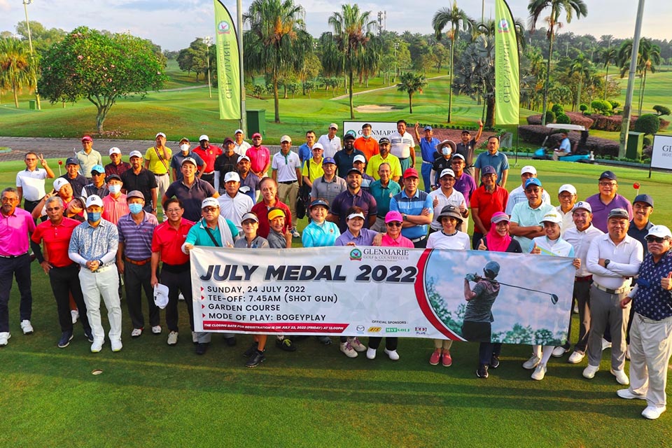 A group photograph of the golf players at the golf field 