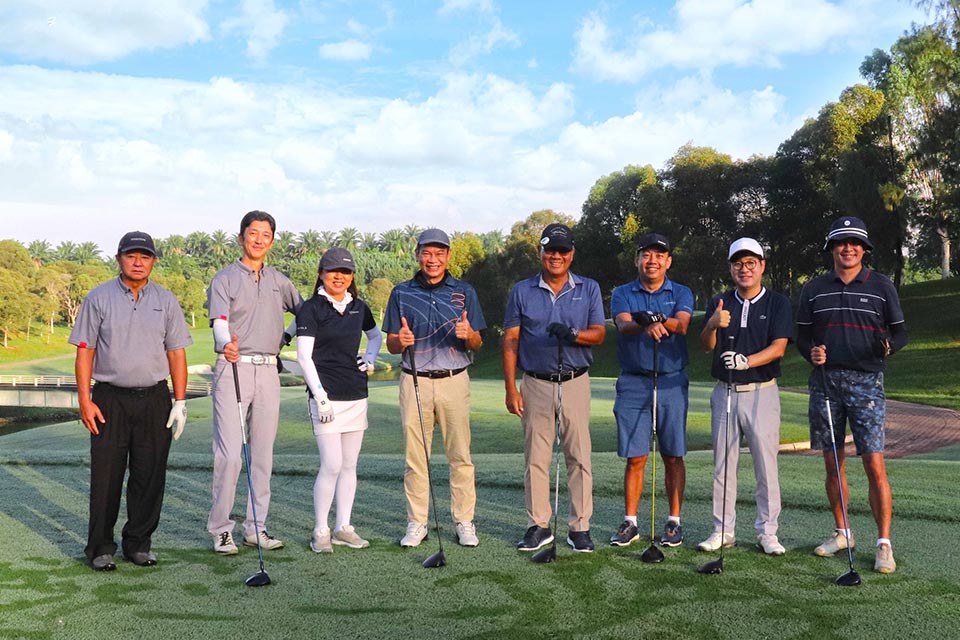 Nine  guests pose for a photo at Glenmarie golf course